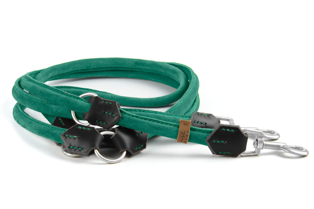 Grüne Wildlederleine mit Metallkarabiner und schwarzen Lederakzenten, weich und hochwertig verarbeitet.
