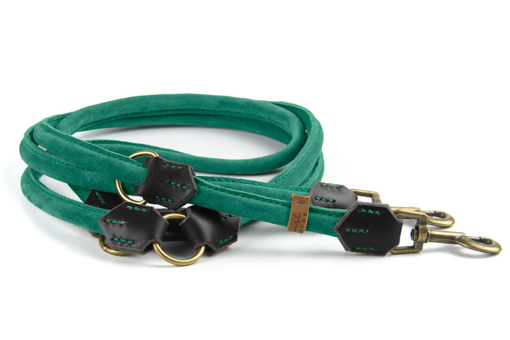 Grüne Wildlederleine mit schwarzen Lederakzenten und zwei Metallkarabinern, robust und stilvoll für Hunde.