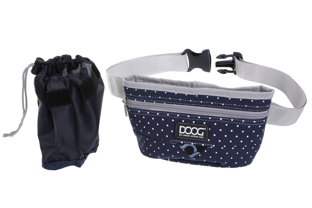 Praktische blaue Leckerchen-Tasche mit weißen Punkten und Reißverschluss, inklusive schwarzem Kordelzugbeutel.