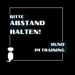 T-Shirt mit der Aufschrift "Abstand halten, Hund im Training" für Hundehalter, ideal für Spaziergänge und Trainingseinheiten.