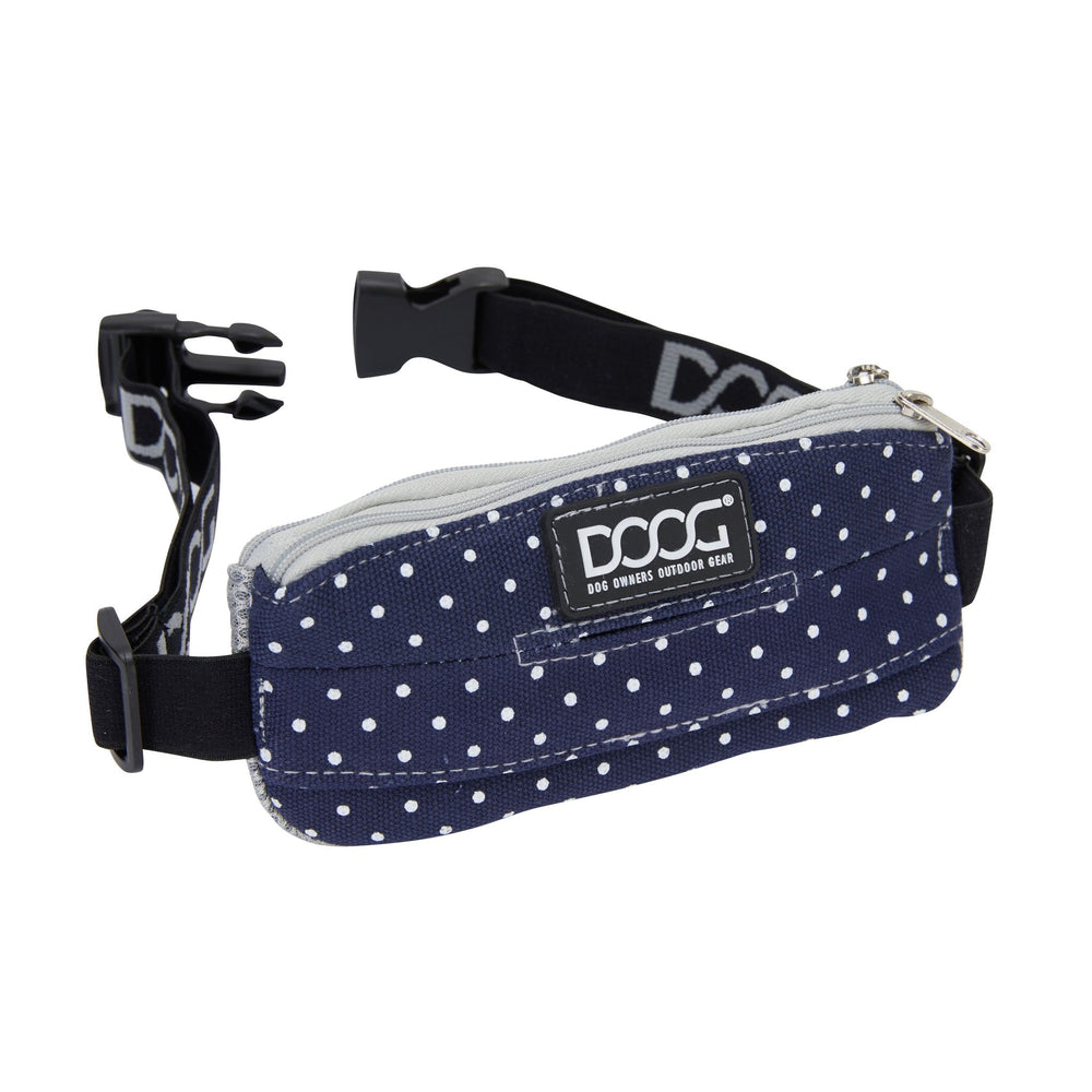 Navyfarbene Gürteltasche mit Punkten, Reißverschluss und DOOG-Logo, an verstellbarem Gürtel befestigt.