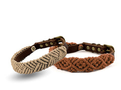Zwei geflochtene Makramee Lederhalsbänder in Beige und Braun, stilvoll im Boho-Design.