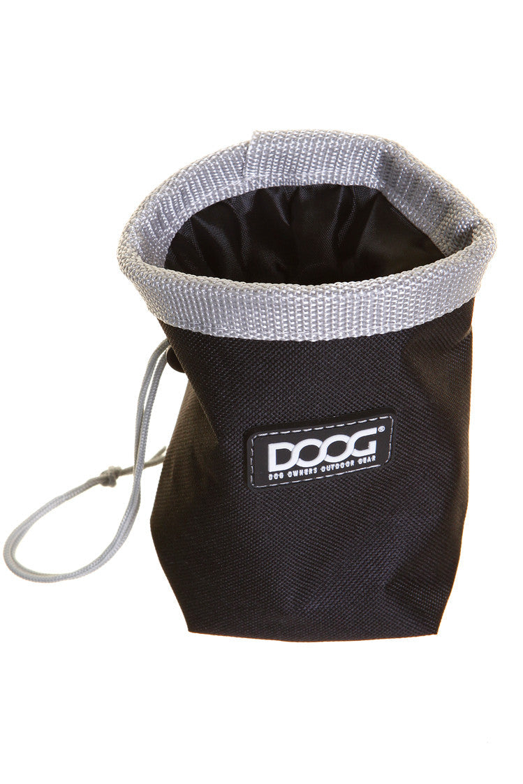 Kleine schwarze DOOG Leckerchen-Tasche mit grauem Kordelzug und Umrandung, ideal für Hundetraining und Spaziergänge.