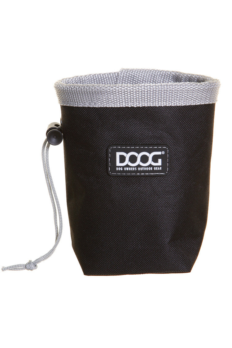 Schwarze DOOG Leckerchen-Tasche mit grauem Rand und Kordelzug für Hunde, strapazierfähiges Design und praktische Aufbewahrung.