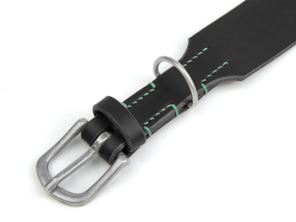 Schwarzes Lederhalsband mit silberner Schnalle und grünen Nähten, umgeben von einem schwarzen Lederring.