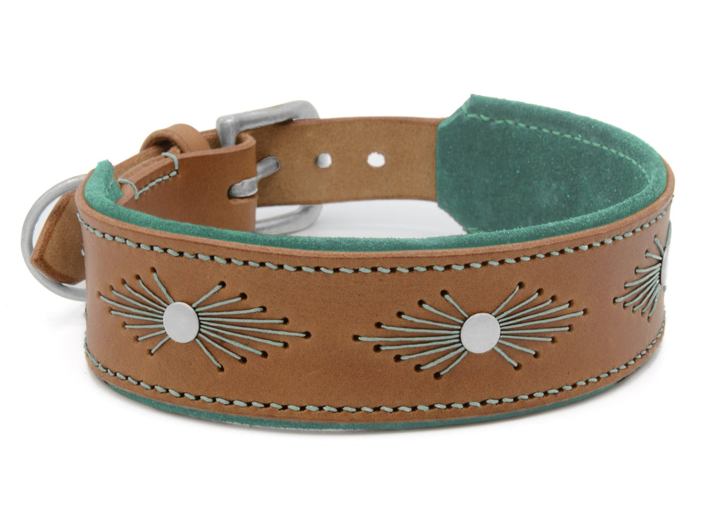 Braunes Lederhalsband WOODSTOCK mit grüner Innenseite und silberfarbener Sonnenstrahlen-Stickerei für Hunde.