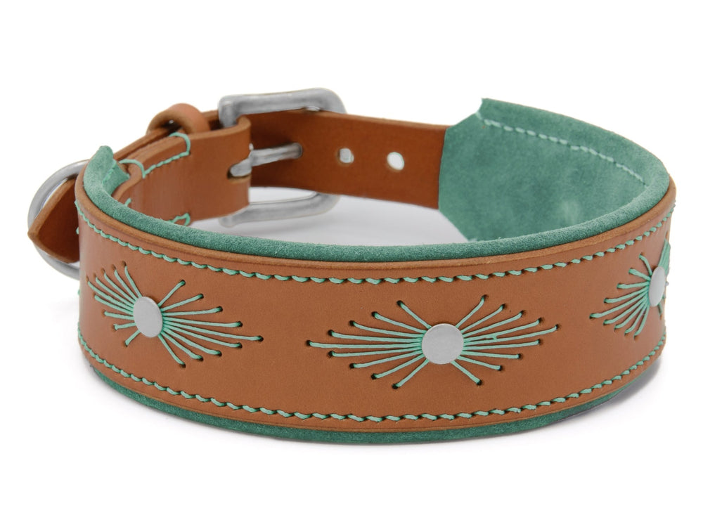 Braunes Lederhundehalsband WOODSTOCK mit grünen Applikationen und dekorativem Muster, breiter Form und metallischem Verschluss.