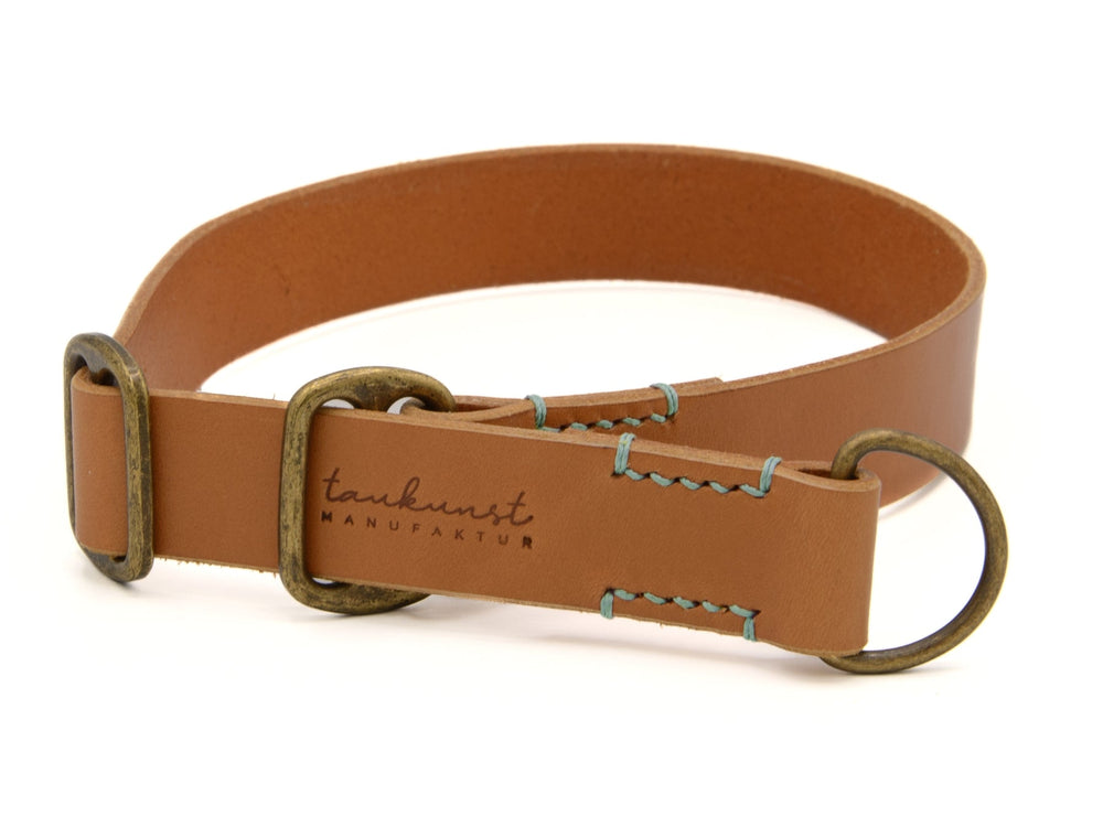 Schmaler Ledergürtel in hellem Braun mit Messingschnalle und türkisfarbener Naht. Ideal für stilvolle Akzente.