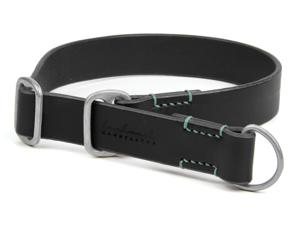 Schwarzer Ledergürtel mit stabiler Metallschnalle und grünen Nähten, ausgestattet mit D-Ring zur Befestigung.