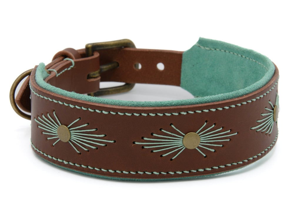 Braunes Lederhalsband WOODSTOCK mit grüner Innenseite, verziert mit hellen Stickmustern und goldfarbenen Nieten.