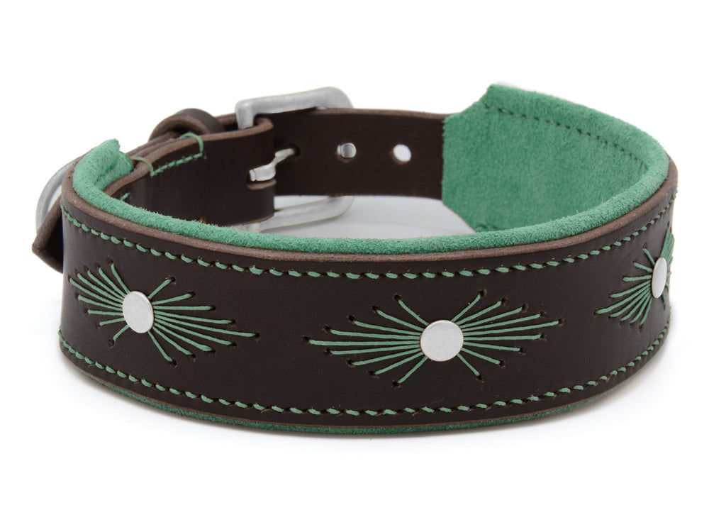 Dunkelbraunes Lederhalsband WOODSTOCK mit grüner blütenartiger Stickerei und breiter Form. Ideal für stilbewusste Hunde.