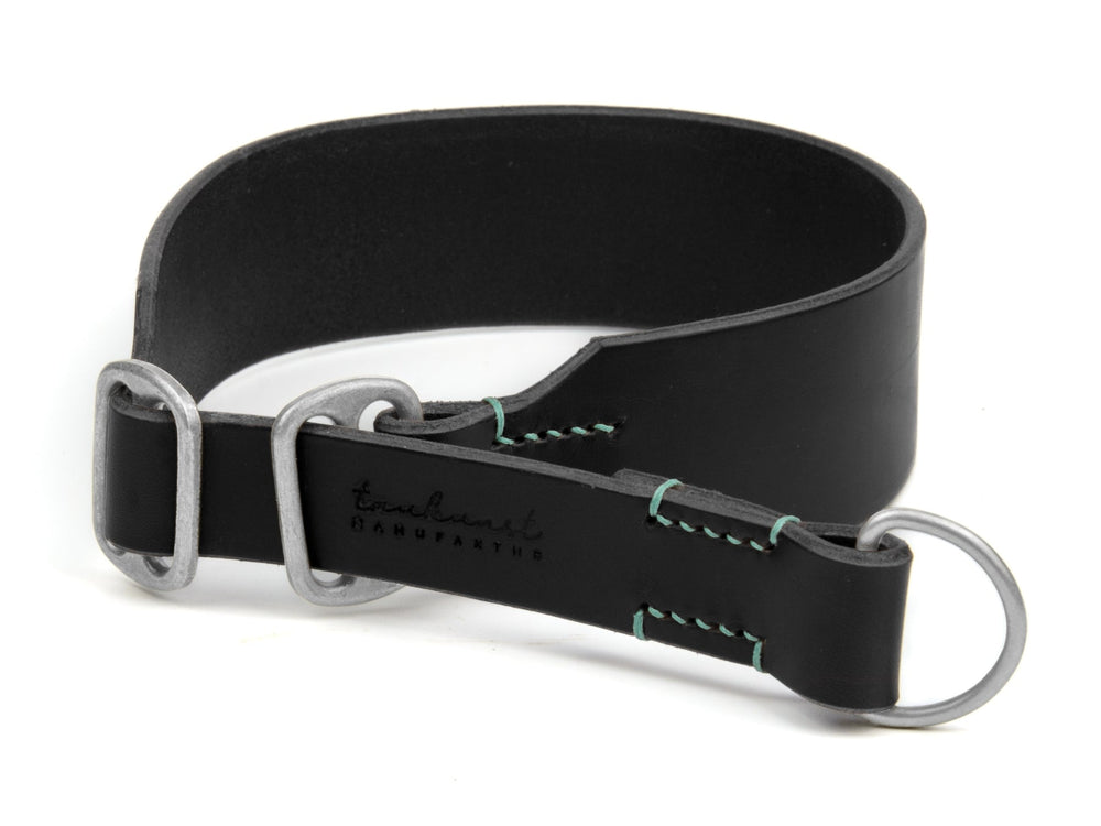 Schwarzes Lederhalsband WALDGEIST mit minimalistischer Gestaltung und verstellbarer Schlaufe für optimalen Tragekomfort.