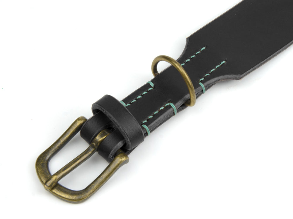 Schwarzes Lederhalsband mit bronzefarbener Schnalle und grüner Naht, ideal für stilvolle Hundebesitzer.