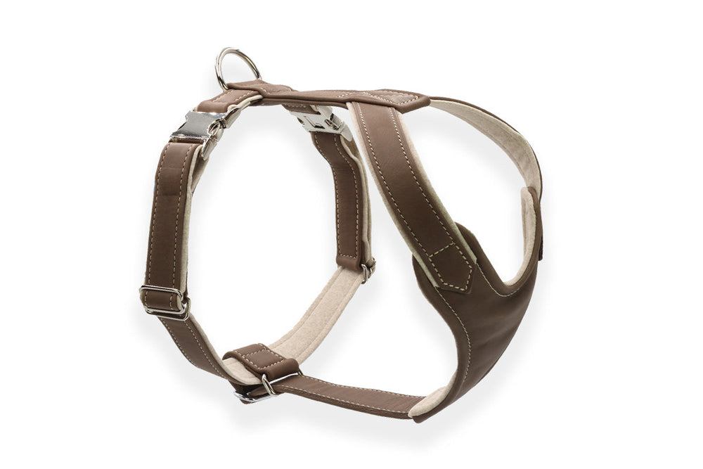 Braunes Ledergeschirr für Hunde mit gepolsterten Innenflächen und verstellbaren Riemen für optimalen Komfort.