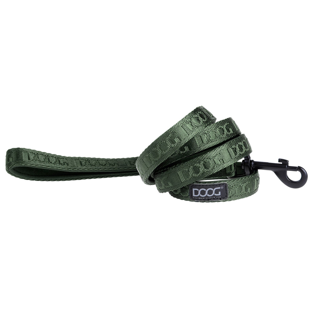 Grüne Neopren-Hundeleine mit stabilen Karabiner, modischem Design und eingeprägtem Schriftzug, aufgerollt präsentiert.