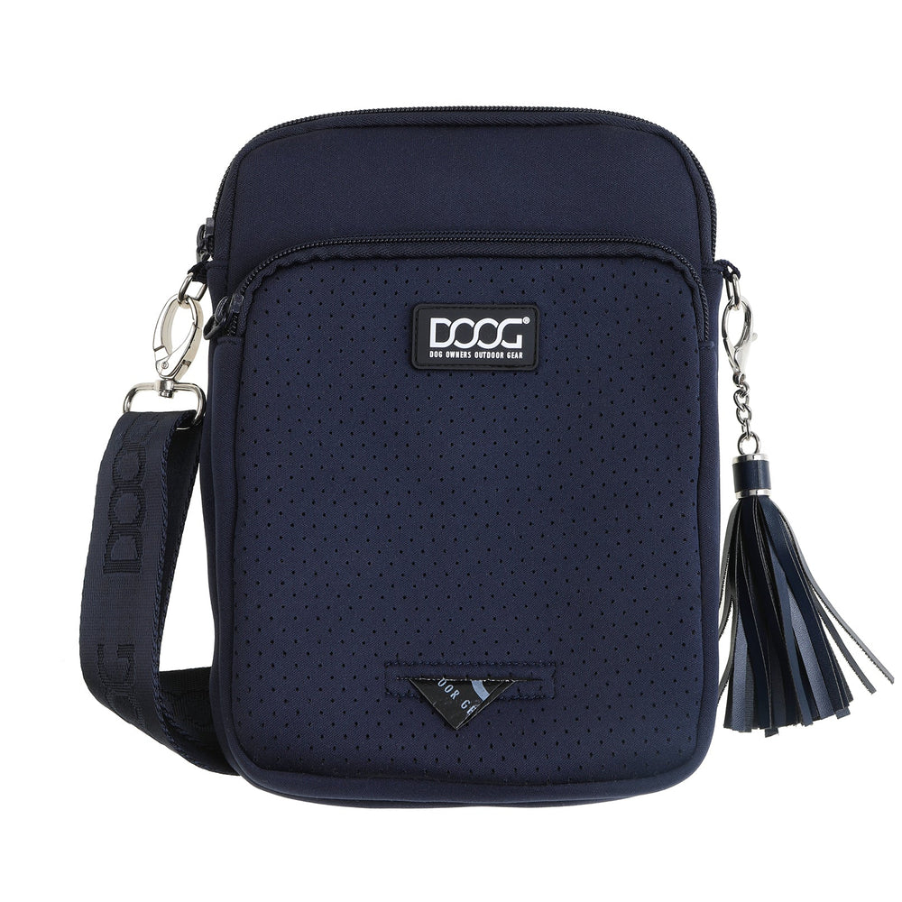 Dunkelblaue DOOG Neosport Umhängetasche aus perforiertem Material mit Reißverschluss und Quastanhänger.