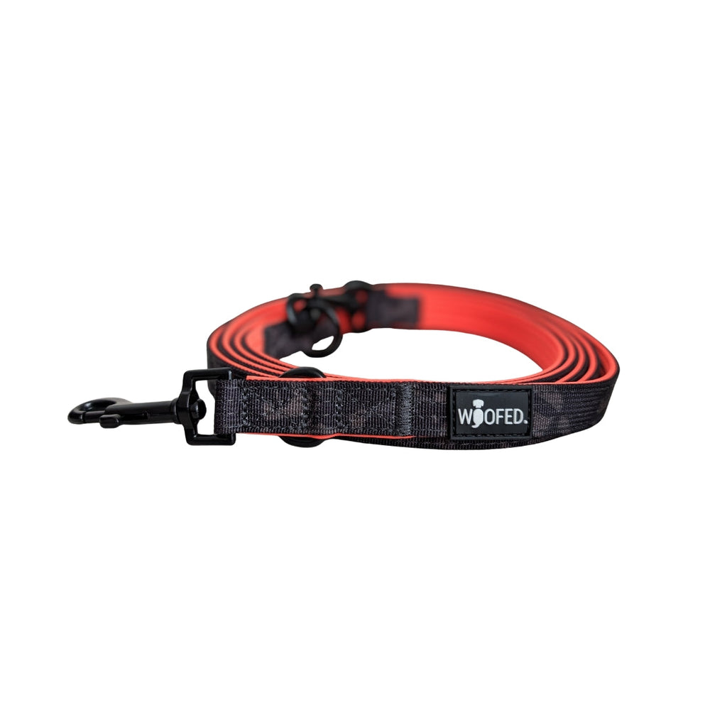 Robuste Nylon Classic Führleine in Schwarz und Rot mit stabilem Karabiner und WOOFED-Logo. Ideal für Hunde.