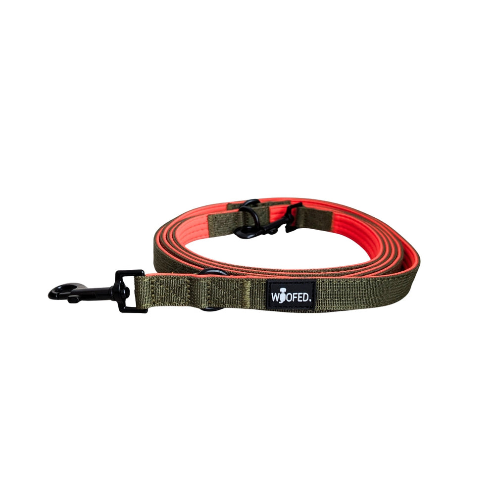 Nylon Classic Führleine in olivgrün und leuchtend rot mit stabilen Karabinerhaken und WOO-Logo. Ideal für aktive Hunde.