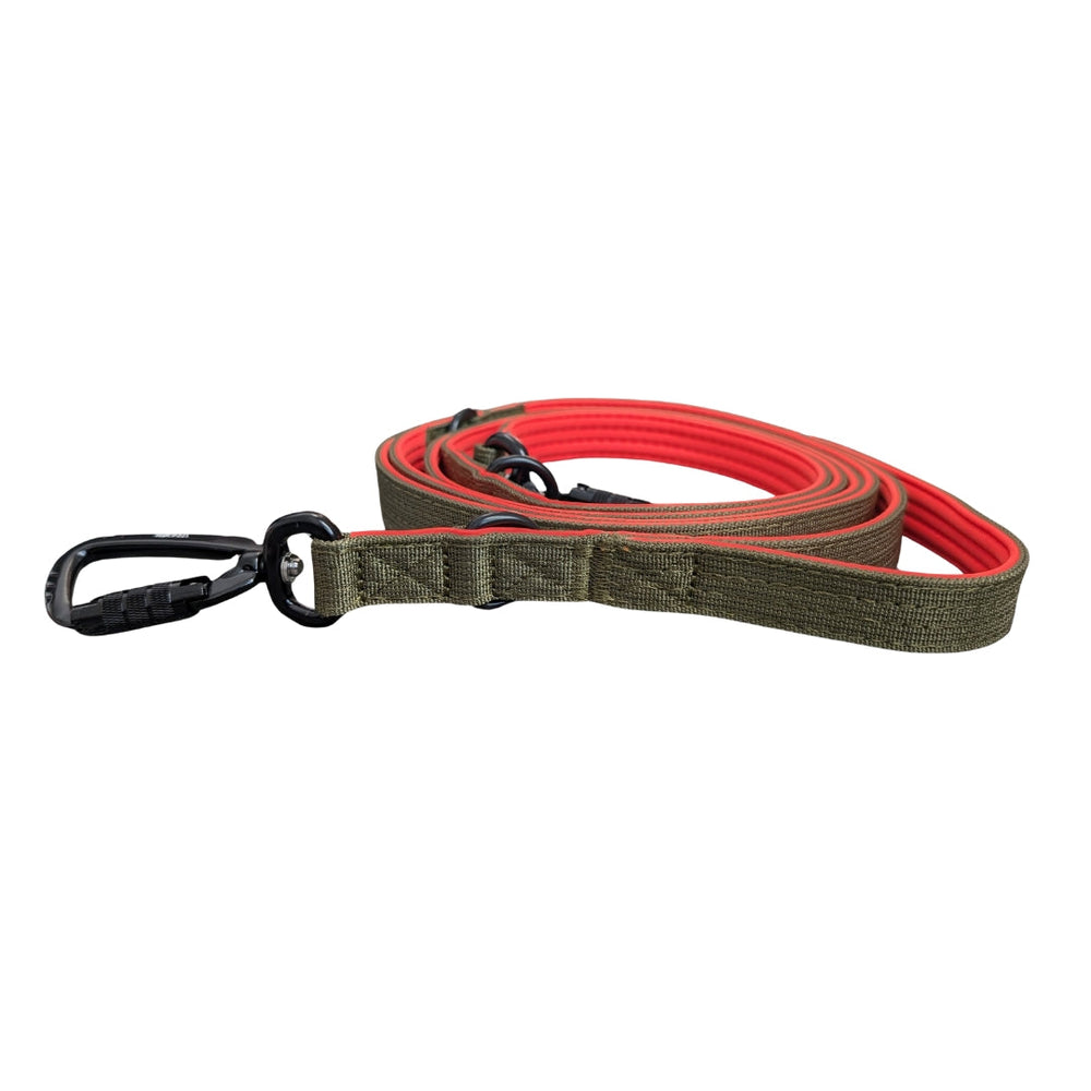 Robuste Nylon Pro Hundeleine in Rot und Oliv mit geflochtener Struktur und stabilen Karabinerhaken für sicheres Gassigehen.