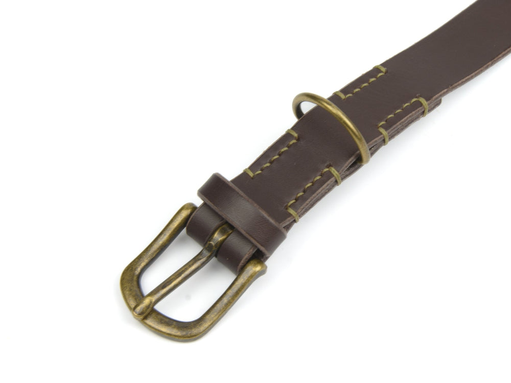 Braunes Lederhalsband "Waldgeist" mit goldbrauner Schnalle und Steppnähten, ideal für elegante und natürliche Styles.