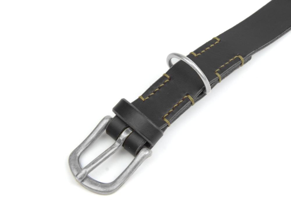 Schwarzes Lederhalsband Waldgeist mit silberner Schnalle und gelber Naht für Hunde. Stylisches und sicheres Accessoire.