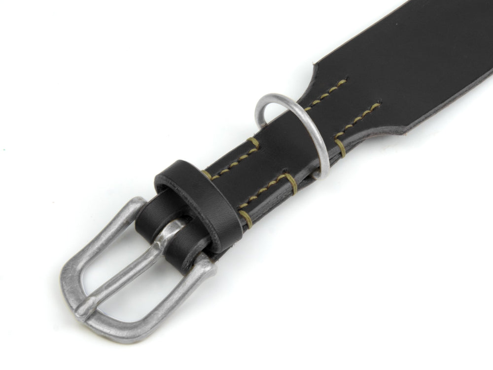 Schwarzes Lederhalsband "Waldgeist" mit silberner Schnalle und gelben Nähten, ideal für stilbewusste Hunde.