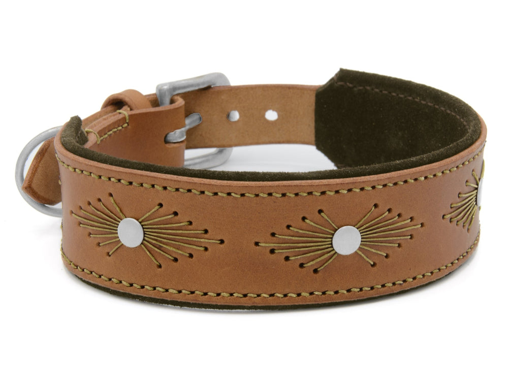 Braunes Lederhalsband WOODSTOCK mit dekorativen silbernen und gelben Elementen, gebogene Form und metallene Schnalle.