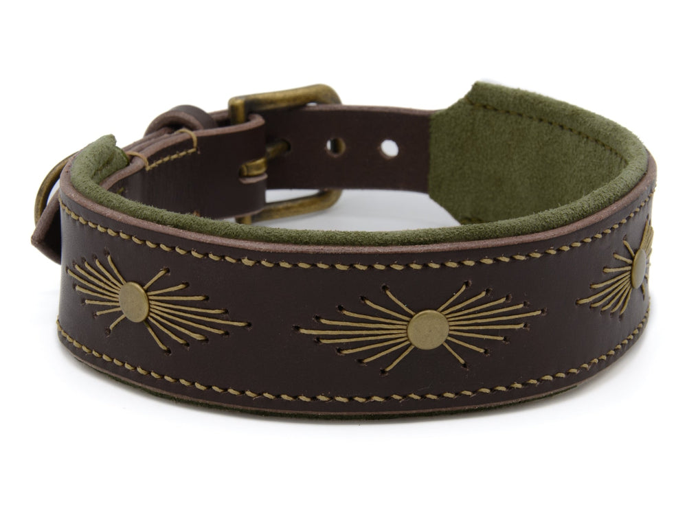 Breites dunkelbraunes Lederhalsband WOODSTOCK mit goldfarbenen Sonnensymbolen und verstärkter heller Naht.