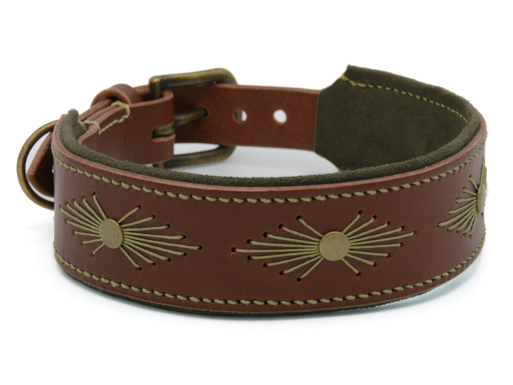 Braunes Lederhalsband WOODSTOCK mit goldenen Sonnenmotiven und grüner Innenpolsterung, verstellbar mit Metallschnalle.