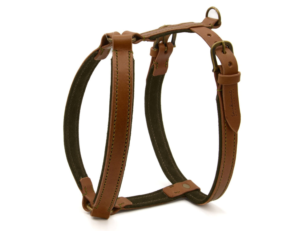 Braunes Ledergeschirr WILDFANG für Hunde mit schwarzen Einsätzen, minimalistisches Design, verstellbare Riemen und Schnallen.