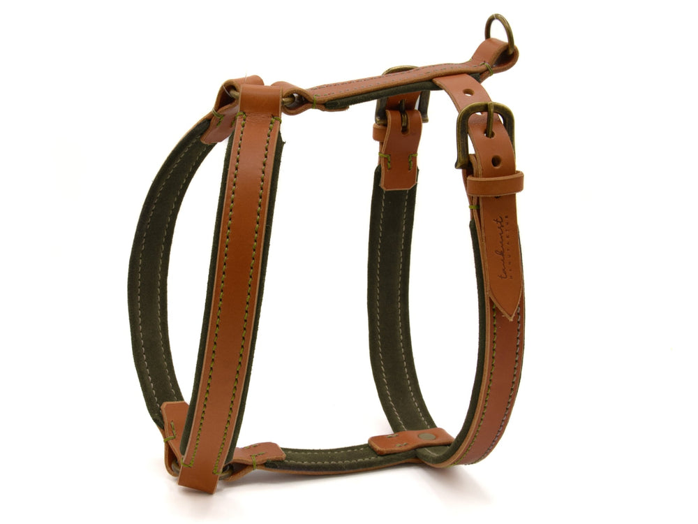 "Verstellbares Hundegeschirr WILDFANG aus robustem Material mit braunen Lederakzenten und olivgrünem Stoff."