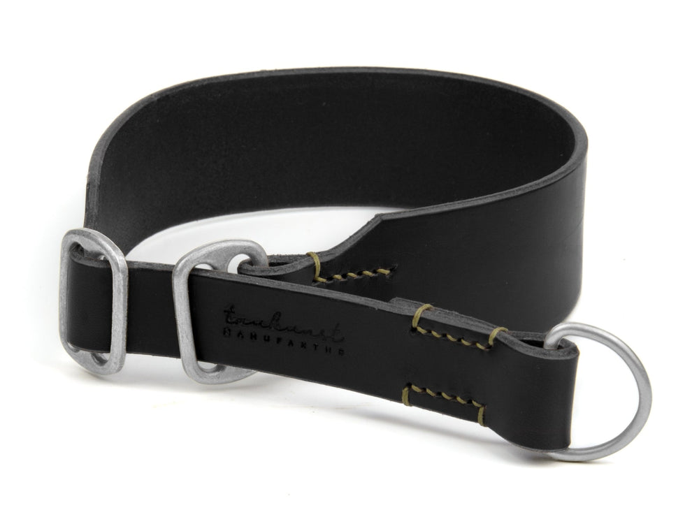 Schwarzes Lederhalsband mit silberner Schlaufe und gelben Nähten, elegant und schlicht für Hunde.