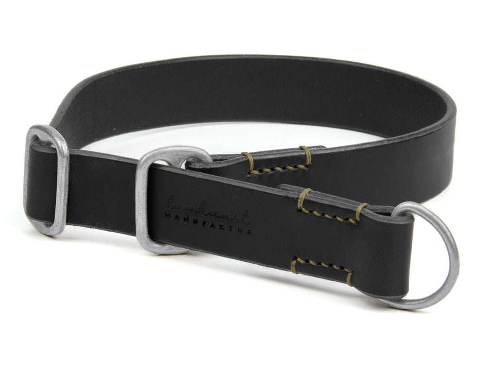 Schwarzes Lederhalsband „Waldgeist“ mit minimalistischer Gestaltung und gelben Nähten, verziert mit silbernen Schnallen.