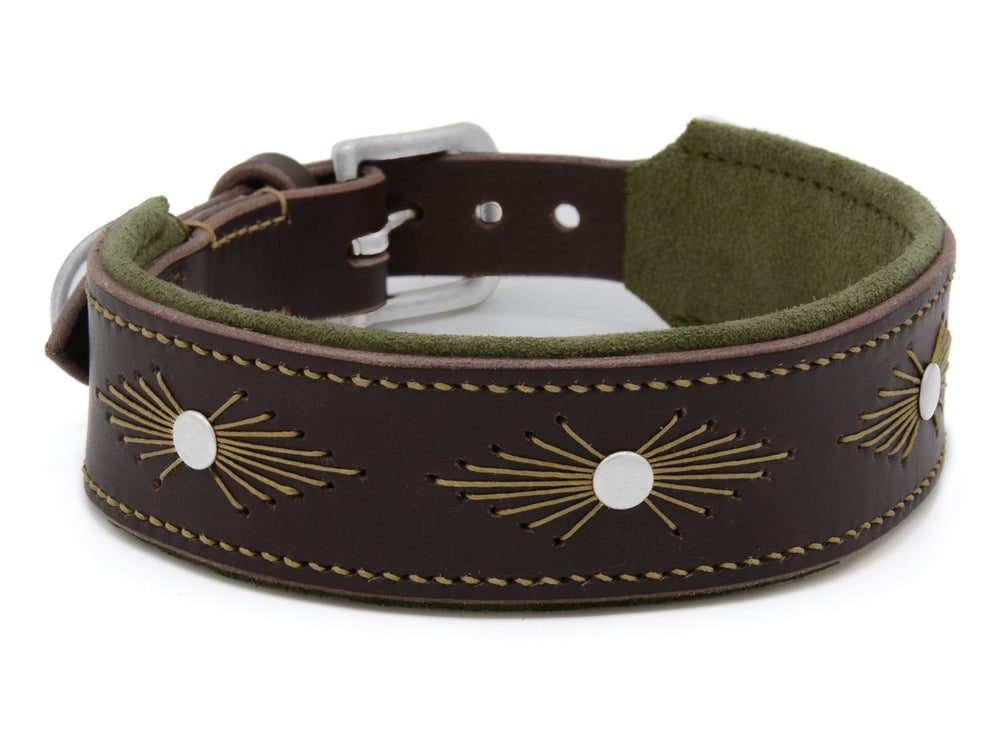 Breites braunes Lederarmband mit goldenen und silbernen Elementen, grünem Innenfutter und metallener Schnalle.