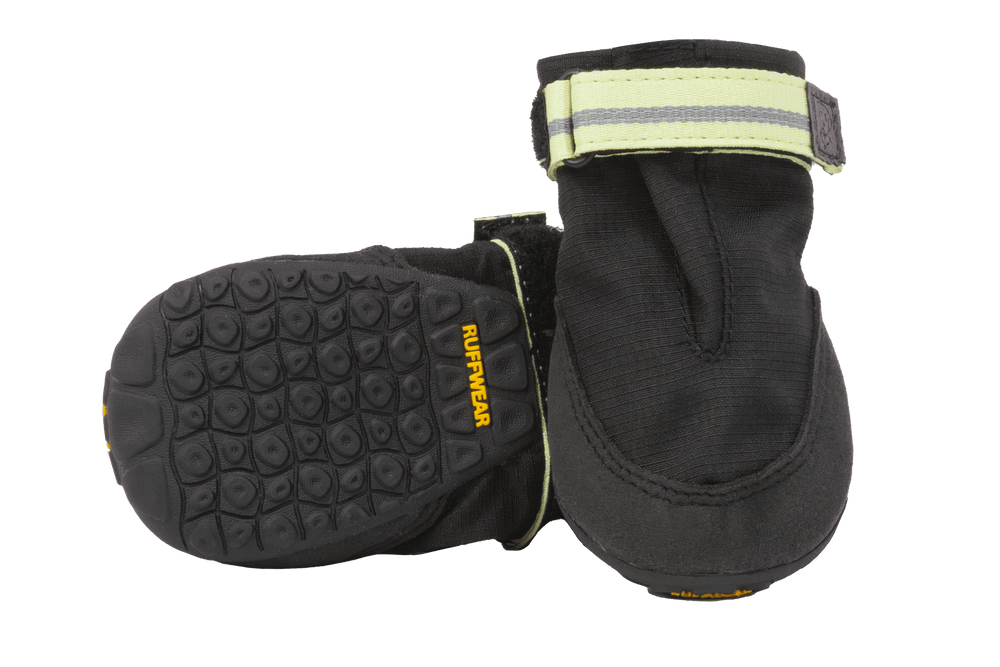 Hundeschuhe Summit Trex™ in Schwarz mit rutschfestem Profil, Klettverschluss und reflektierenden Elementen für Sicherheit.
