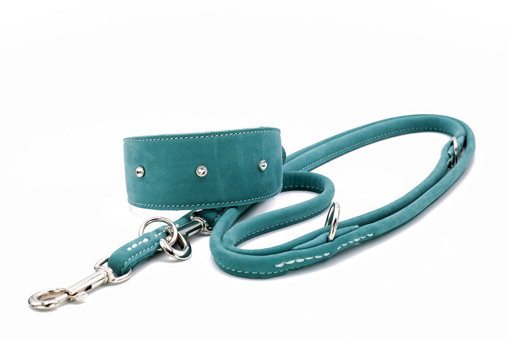 "Teal-farbenes Windhundhalsband Diamond mit gepolsterter Halterung und silbernen Nieten für optimalen Komfort."
