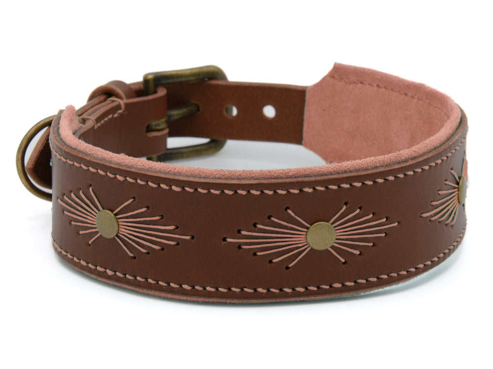 Braunes Lederhalsband WOODSTOCK mit genähten Mustern und goldenen Metallnieten, gepolsterte Innenseite für Komfort.
