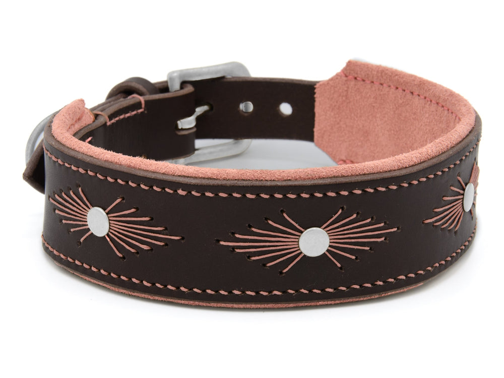 Dunkelbraunes Lederhalsband WOODSTOCK für Hunde mit pinker Innenfläche und eleganten Stickereien und Akzenten.