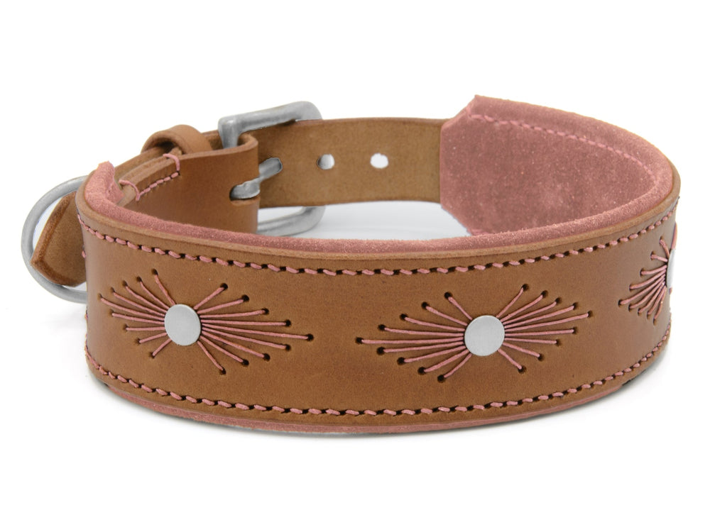 Braunes Lederhalsband WOODSTOCK mit pinken Mustern und silbernen Elementen, breiter dekorativer Naht.