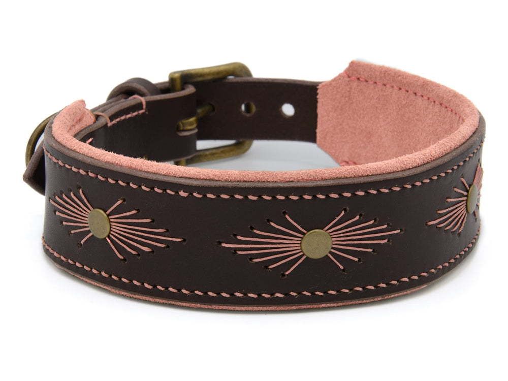 Braunes Lederhalsband WOODSTOCK mit rosa Akzenten und dekorativer Stickerei für stilvolle Hundeaccessoires.