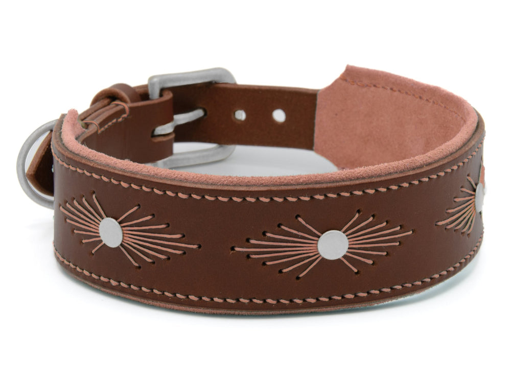 Braunes Lederhalsband WOODSTOCK mit weicher Innenseite, silbernen Elementen und elegantem Design. Perfekt für stilvolle Hunde.