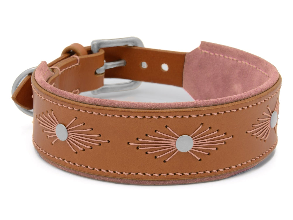Braunes Lederhalsband WOODSTOCK mit genähter Oberfläche und dekorativen silbernen Elementen, inklusive Riegelverschluss.
