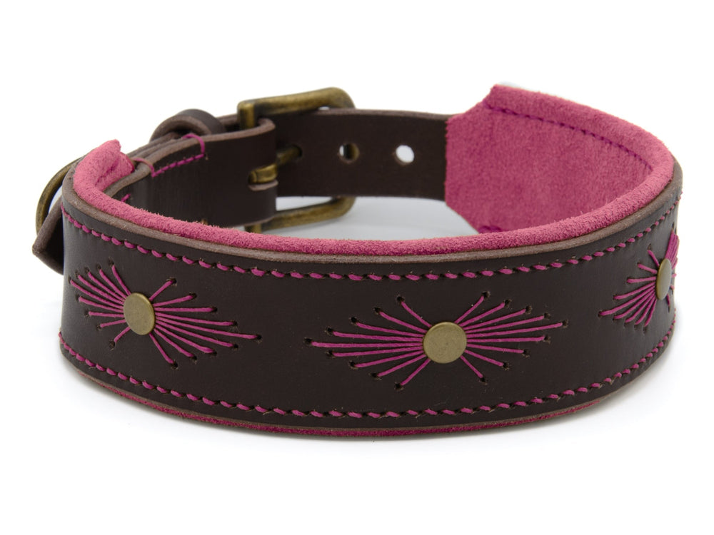 Braunes Lederhalsband WOODSTOCK für Hunde mit pinken Verzierungen und goldfarbenen Nieten, weich gepolstert und verstellbar.