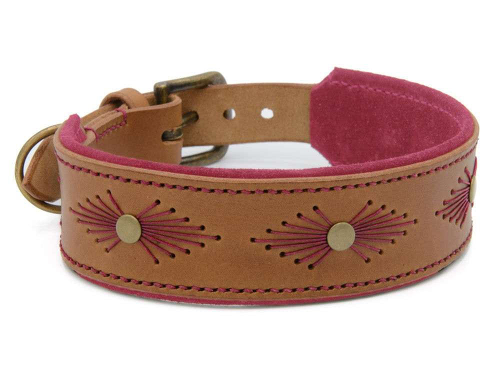 Handgefertigtes Lederhalsband WOODSTOCK in hellbraun mit rosa-rot gefärbten Akzenten und goldfarbenen Nieten.