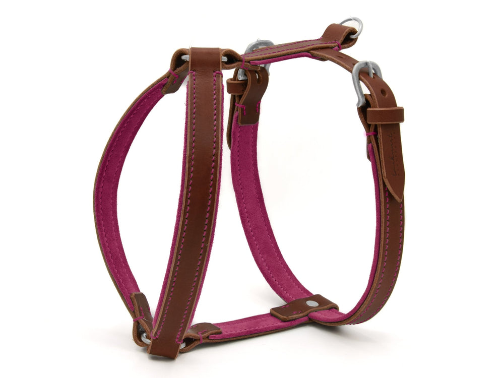 Hundegeschirr WILDFANG aus braunem Leder und pinkem Stoff mit metallischen Schnallen und Leinenringen. Hochwertige Nähte.