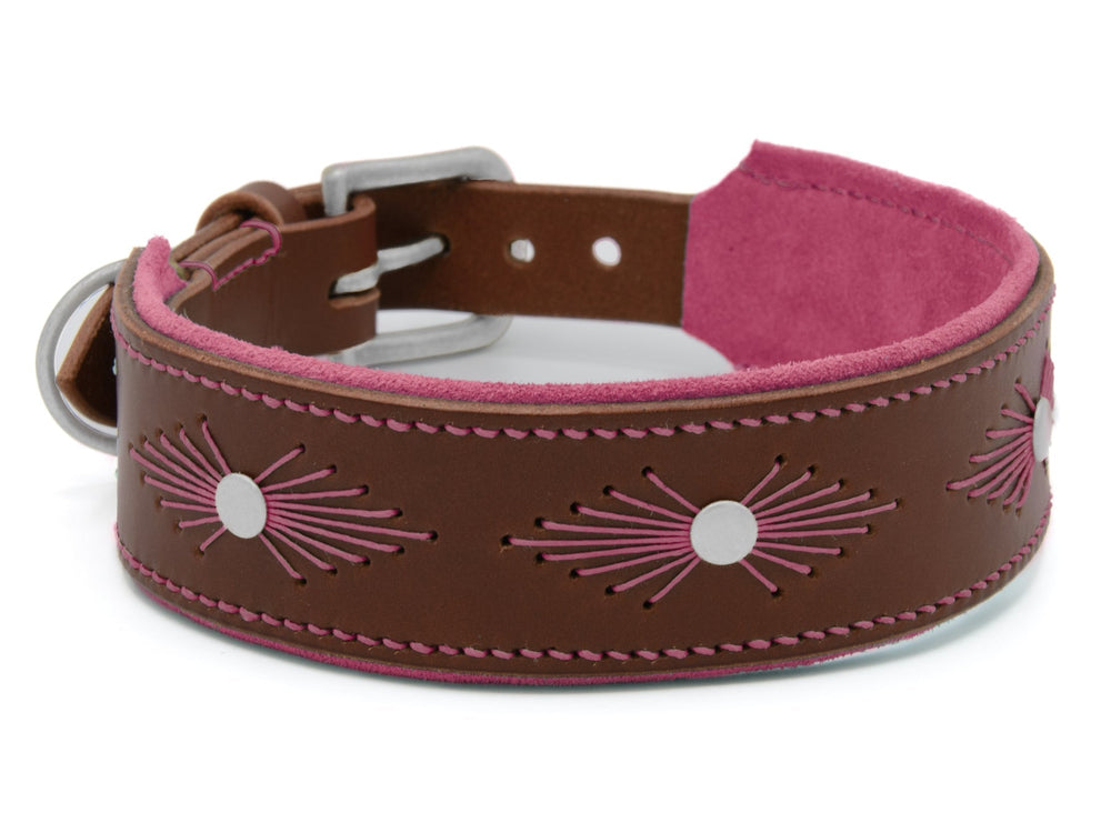 Braunes Lederhalsband WOODSTOCK mit pinken Nähten, dekorativen Elementen und silberner Schnalle, ideal für stilvolle Hunde.