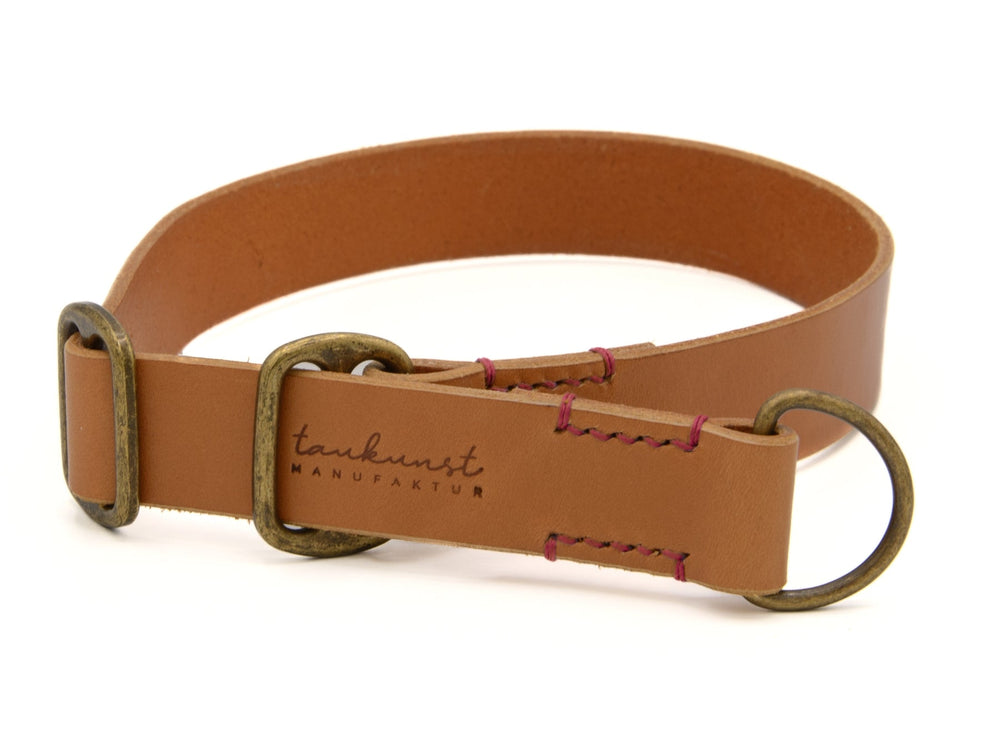 Schmaler brauner Ledergürtel mit metallischem Verschluss, Ring und weinroter Naht für das Lederhalsband Waldgeist.