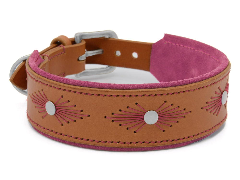 Braunes Lederhalsband WOODSTOCK mit pinkfarbener Innenseite und dekorativen Stitching-Mustern für Hunde.