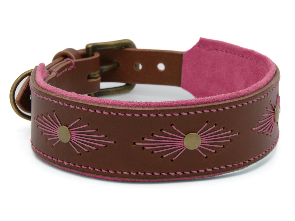 Braunes Lederhalsband WOODSTOCK mit pinker Stickerei und goldenen Nieten, breiterer Mitte für optimalen Tragekomfort.