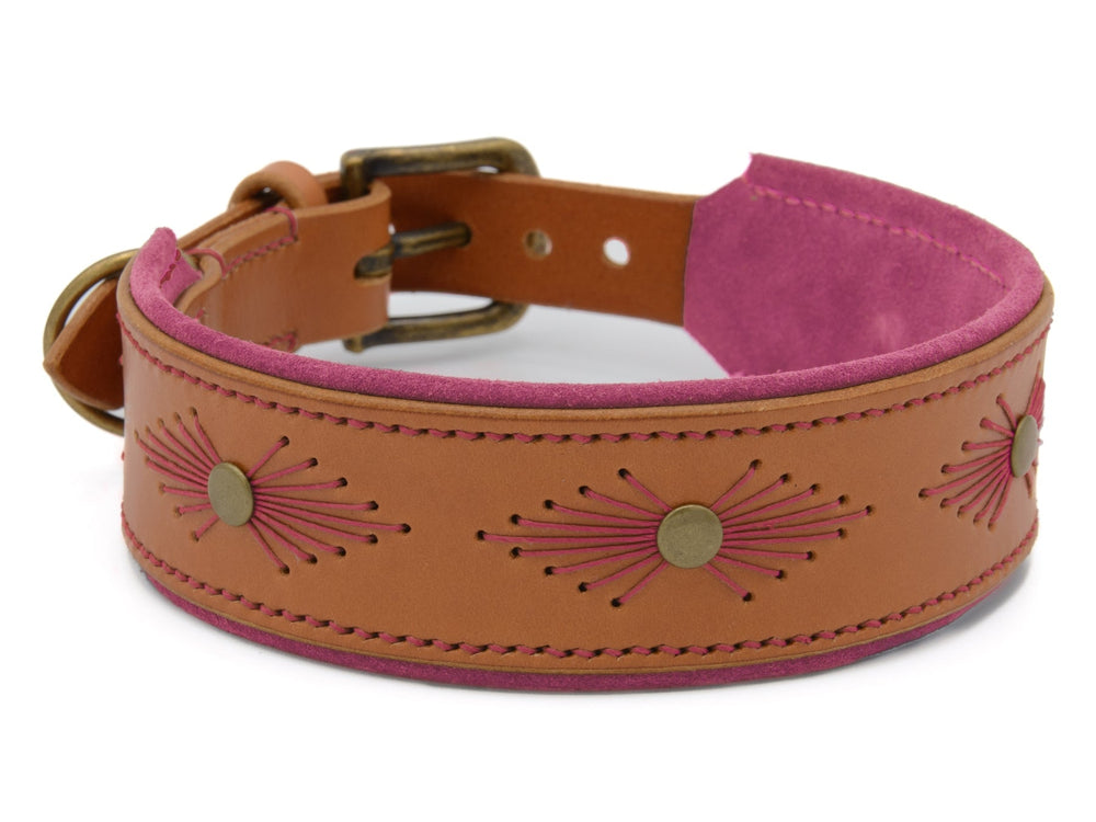 Braunes Lederhalsband für Hunde mit pinkfarbener Innenseite und dekorativen Stickereien.